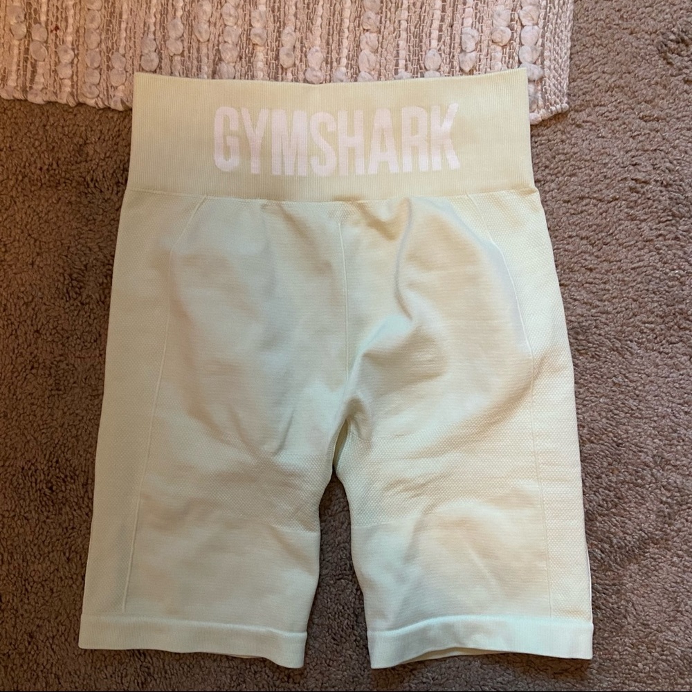 Gymshark shorts. Size Medium. NEVER WORN !!!